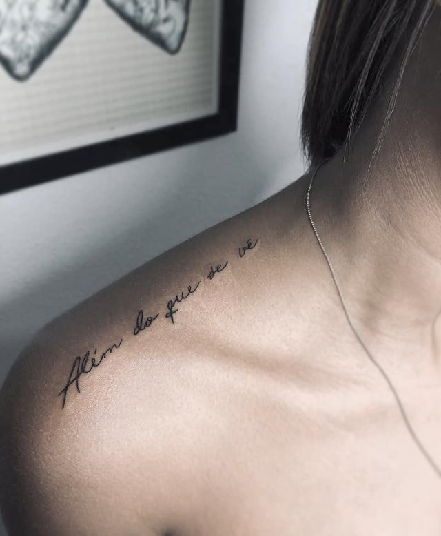 tattoo femenino de frase en el hombro 03
