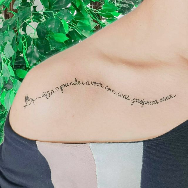 tattoo femenino de frase en el hombro 04