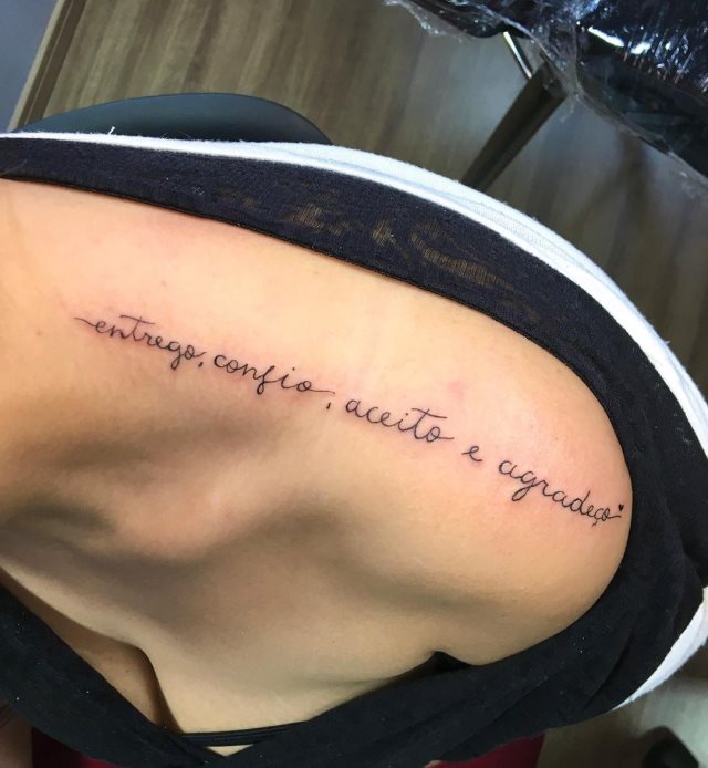 tattoo femenino de frase en el hombro 05