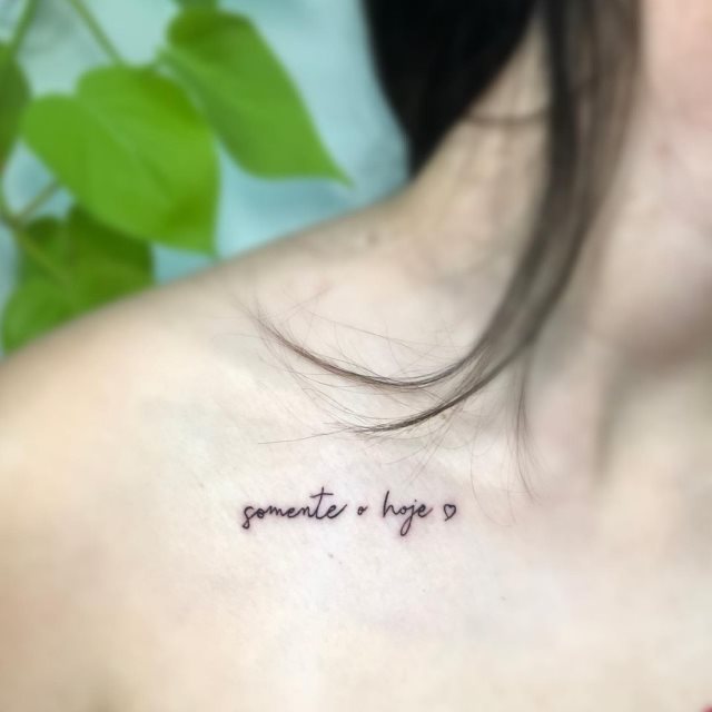 tattoo femenino de frase en el hombro 06