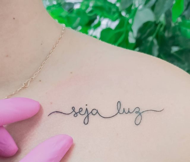 tattoo femenino de frase en el hombro 07