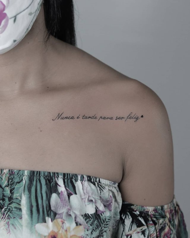 tattoo femenino de frase en el hombro 09