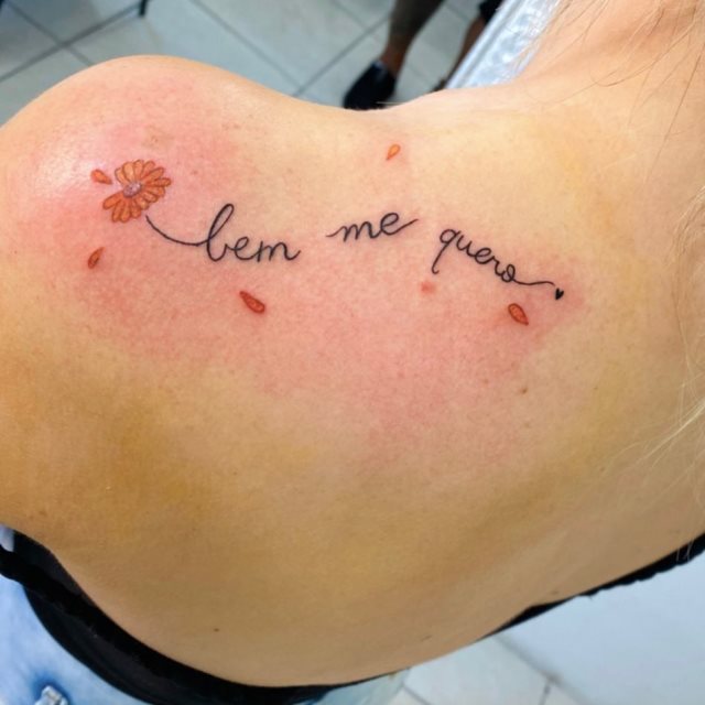 tattoo femenino de frase en el hombro 10