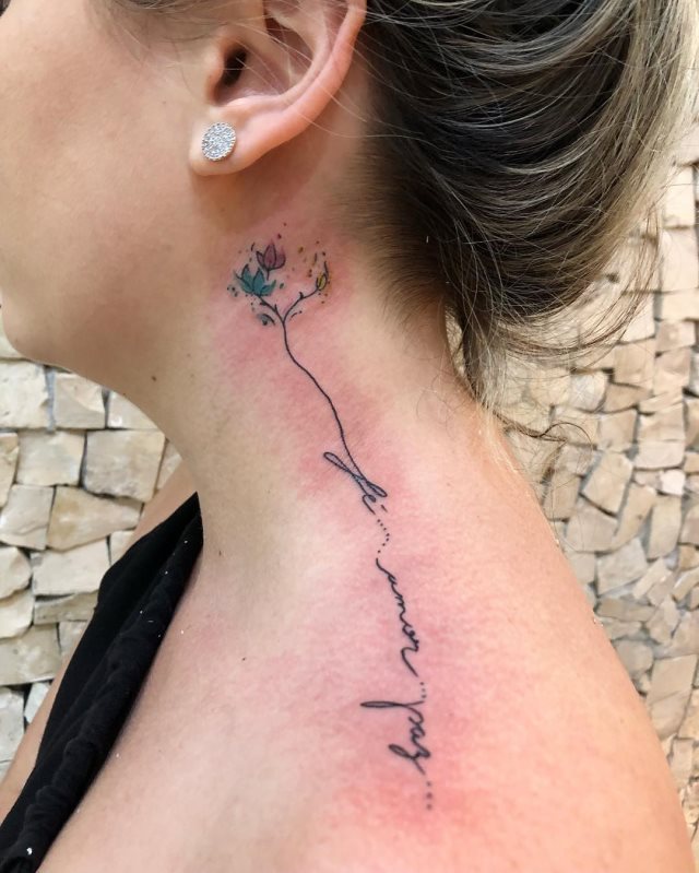 tattoo femenino de frase en el hombro 11