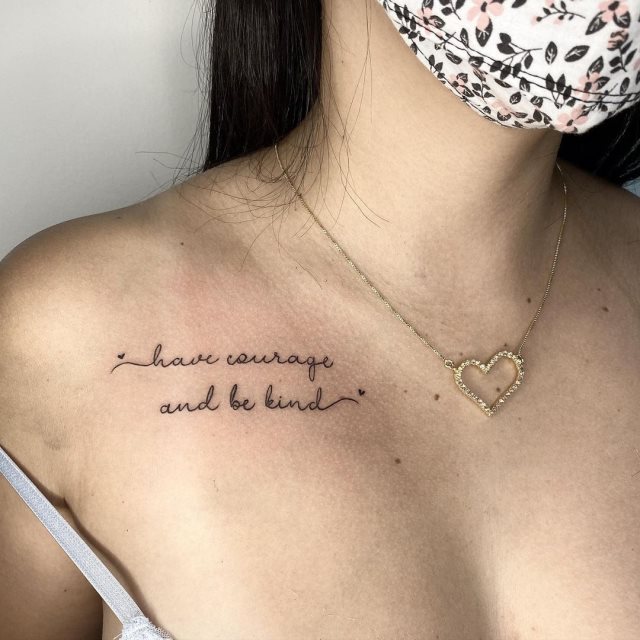 tattoo femenino de frase en el hombro 12