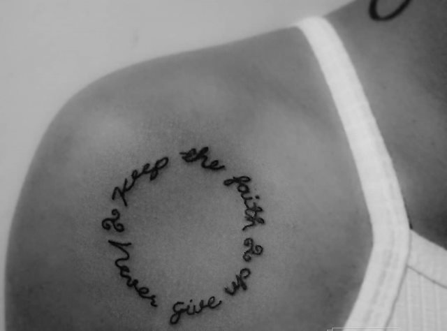 tattoo femenino de frase en el hombro 13