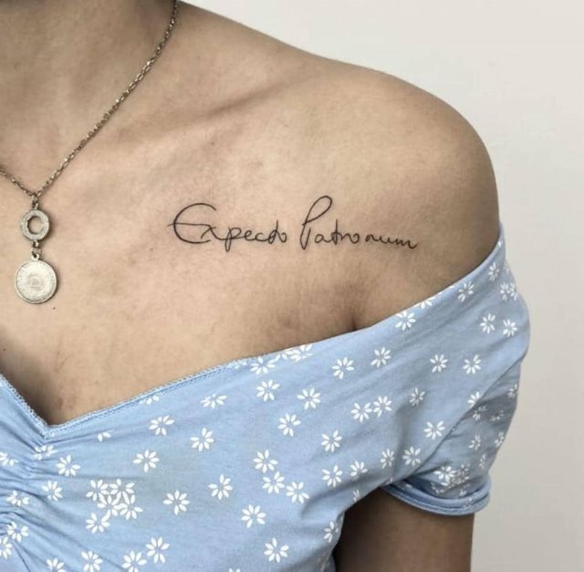 tattoo femenino de frase en el hombro 14