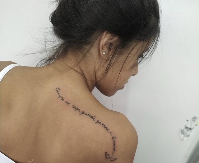 tattoo femenino de frase en el hombro 15