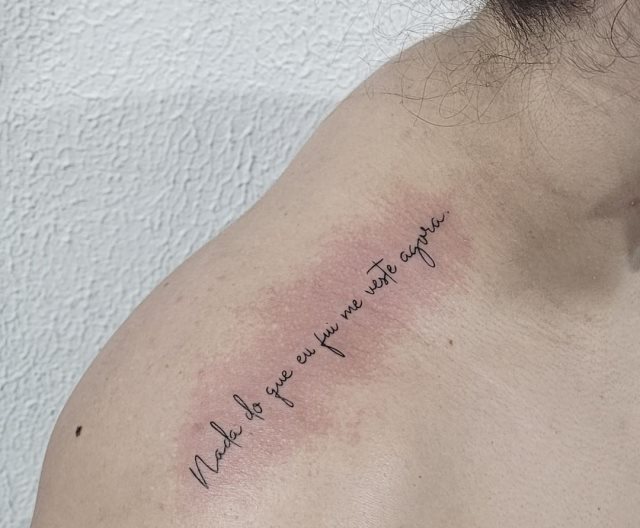 tattoo femenino de frase en el hombro 16