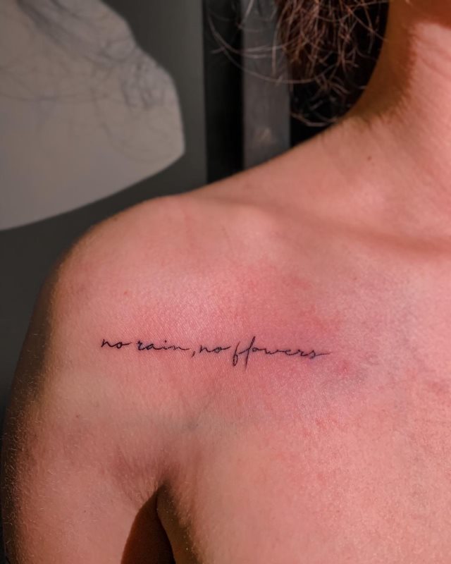 tattoo femenino de frase en el hombro 17