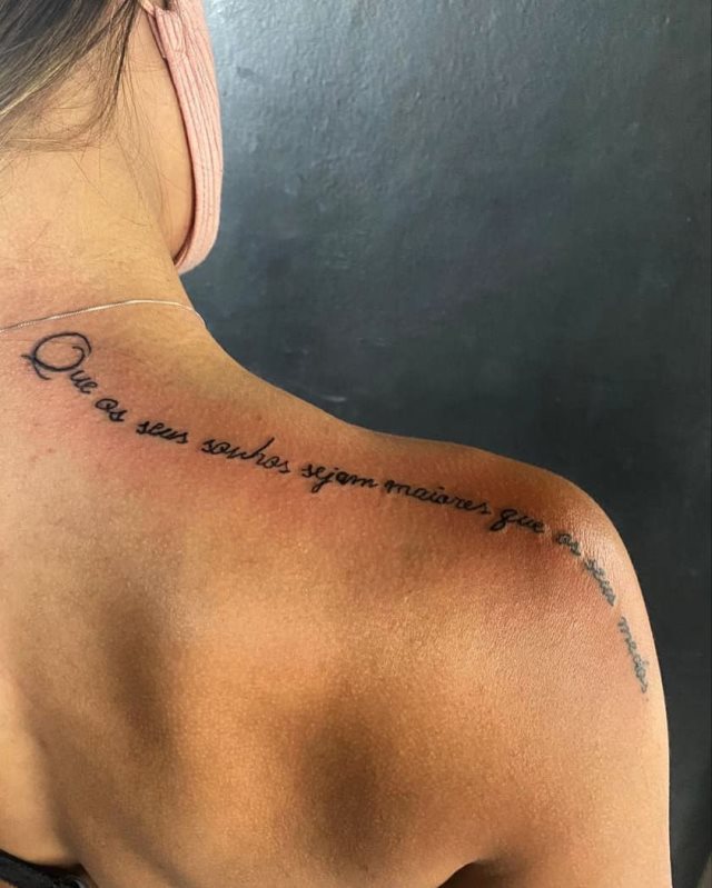 tattoo femenino de frase en el hombro 18