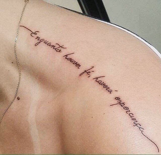 tattoo femenino de frase en el hombro 19