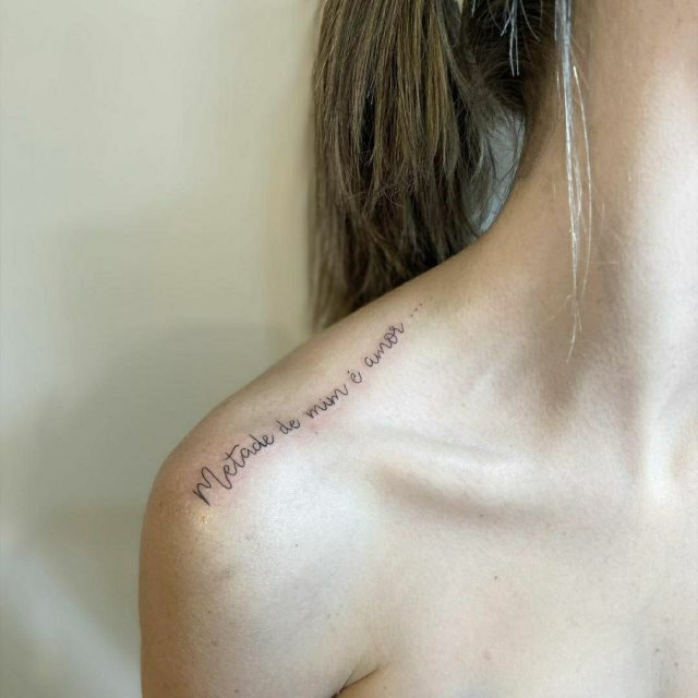 tattoo femenino de frase en el hombro 22