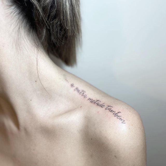 tattoo femenino de frase en el hombro 23