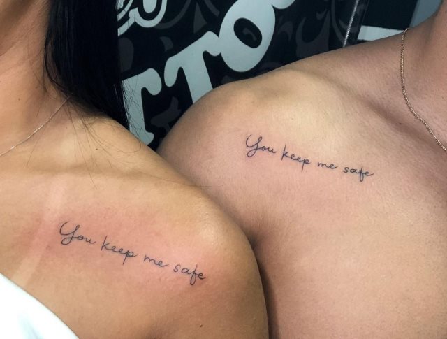 tattoo femenino de frase en el hombro 24