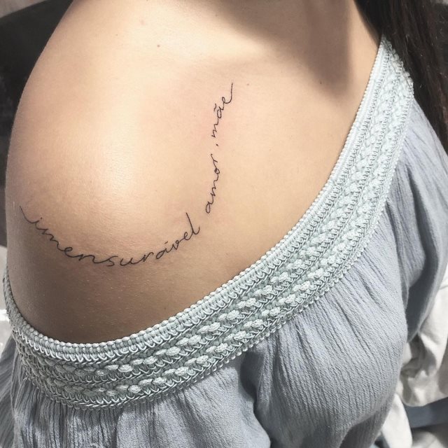tattoo femenino de frase en el hombro 25