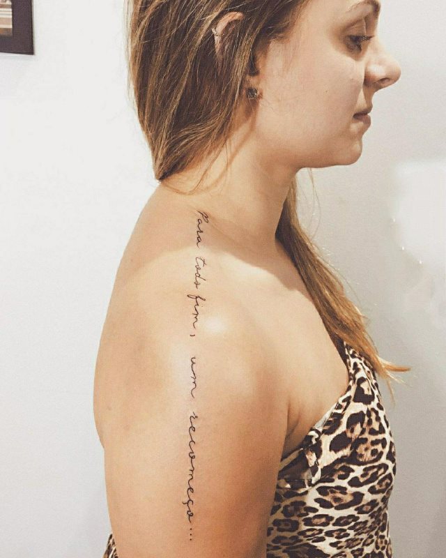 tattoo femenino de frase en el hombro 26
