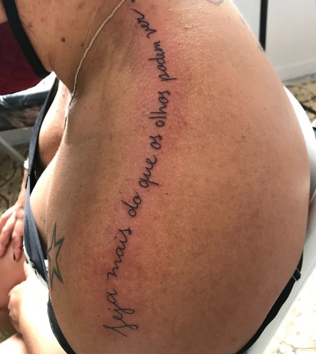 tattoo femenino de frase en el hombro 27