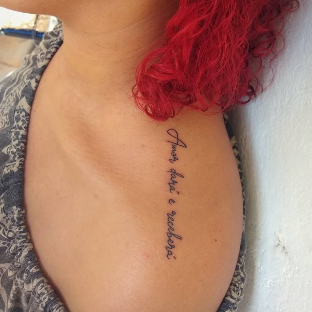 tattoo femenino de frase en el hombro 28