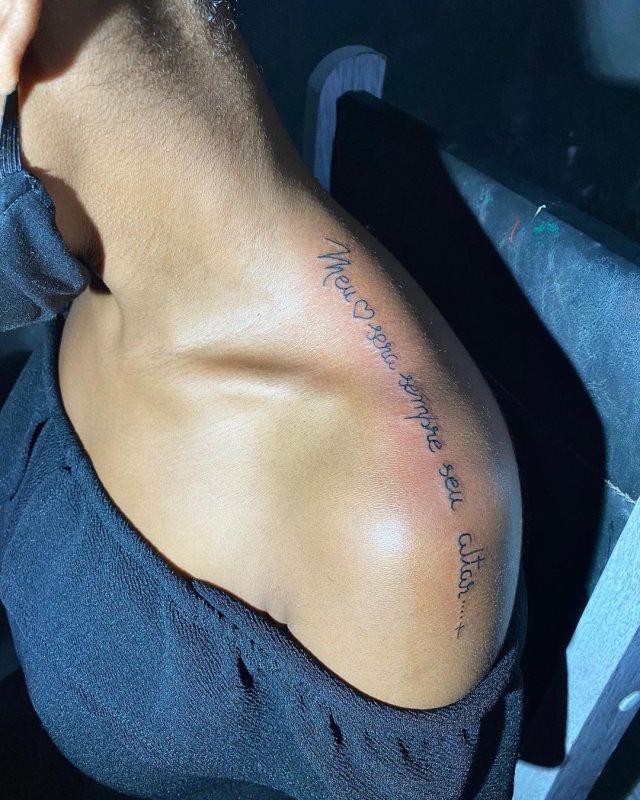 tattoo femenino de frase en el hombro 29