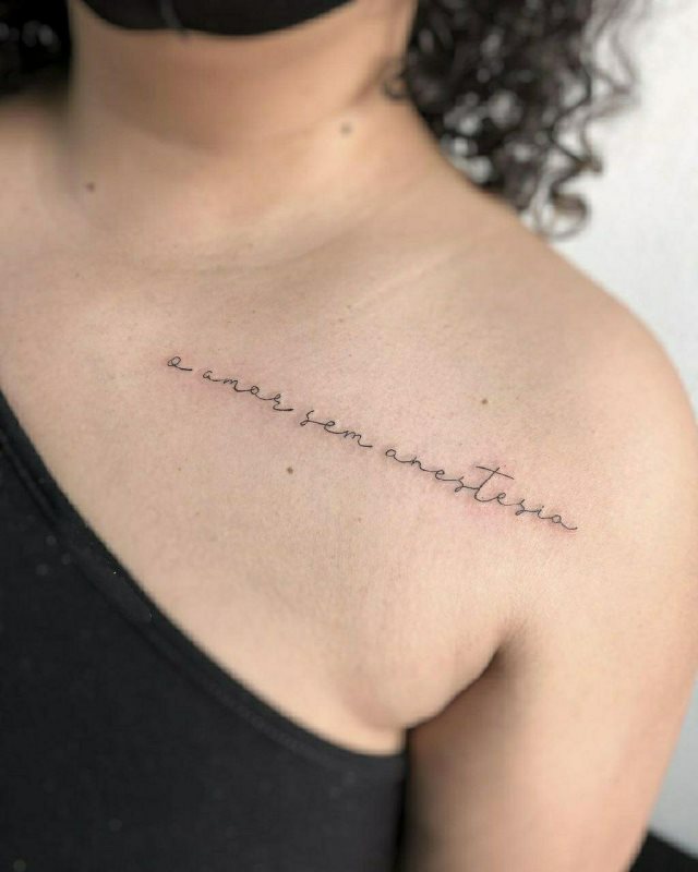 tattoo femenino de frase en el hombro 30
