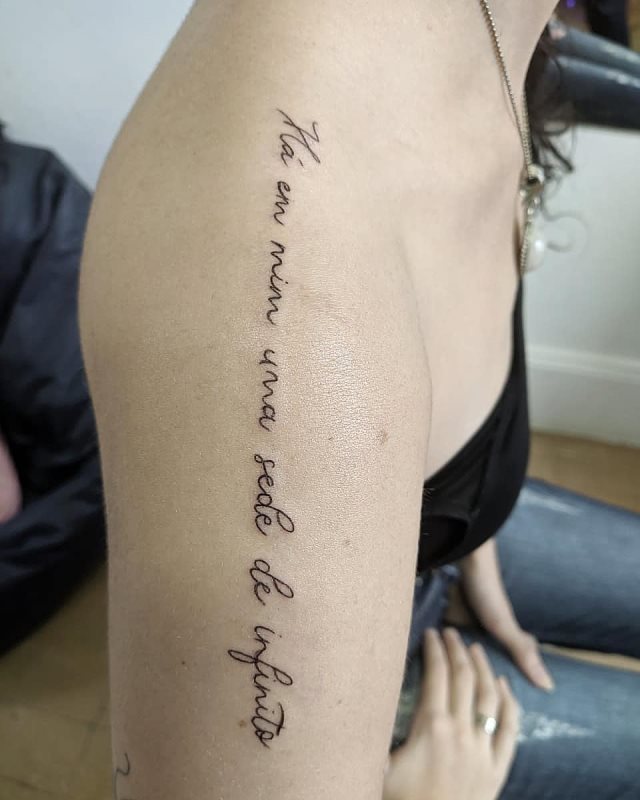 tattoo femenino de frase en el hombro 31