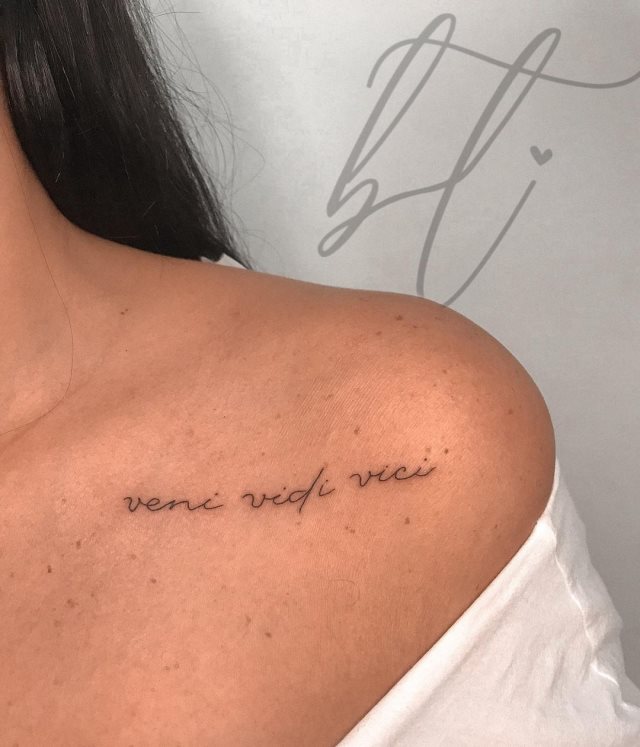 tattoo femenino de frase en el hombro 32