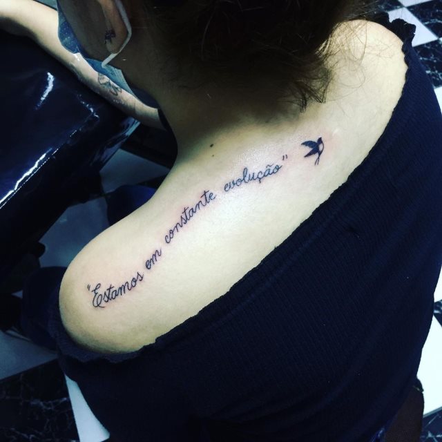 tattoo femenino de frase en el hombro 33