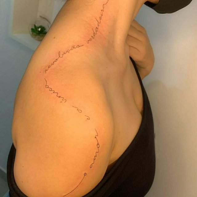 tattoo femenino de frase en el hombro 34