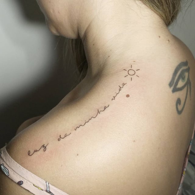 tattoo femenino de frase en el hombro 35