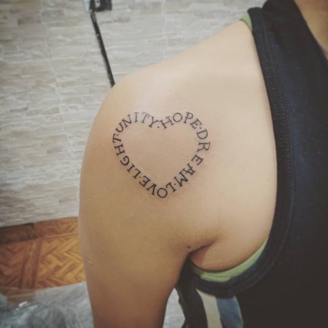 tattoo femenino de frase en el hombro 36