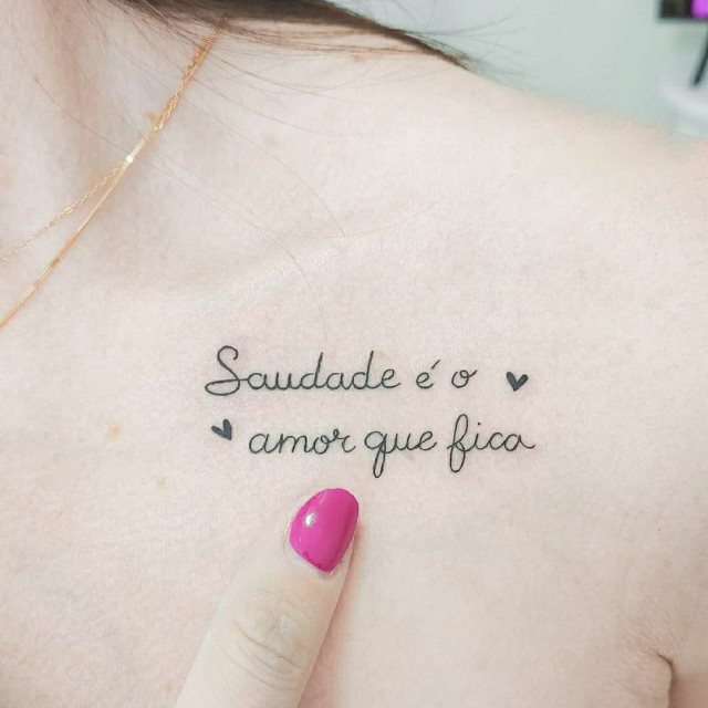 tattoo femenino de frase en el hombro 37