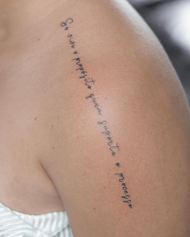 tattoo femenino de frase en el hombro 38