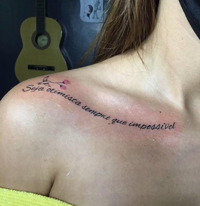 tattoo femenino de frase en el hombro 39