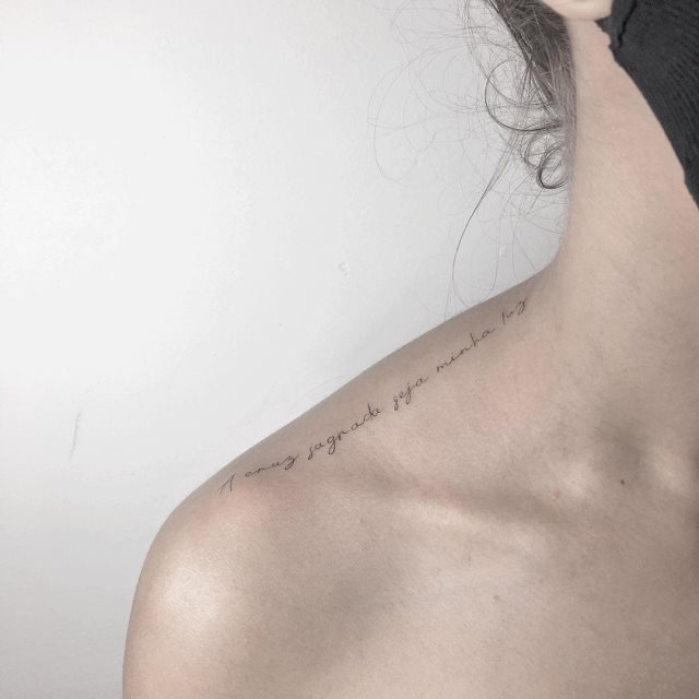 tattoo femenino de frase en el hombro 40