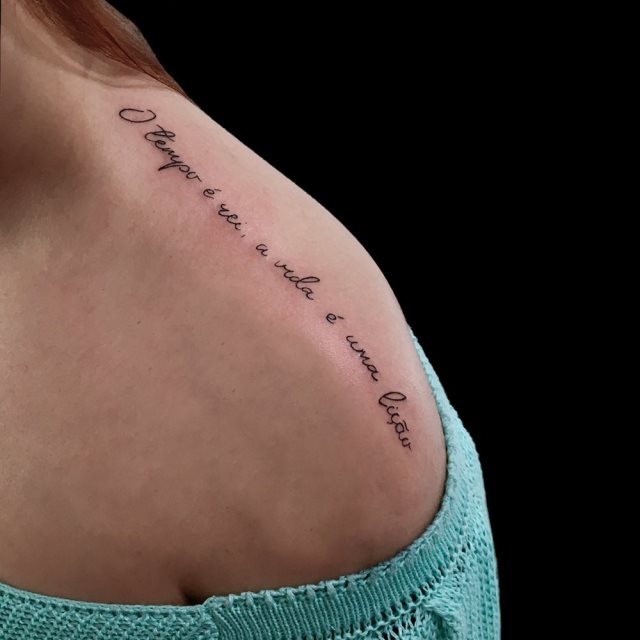 tattoo femenino de frase en el hombro 41
