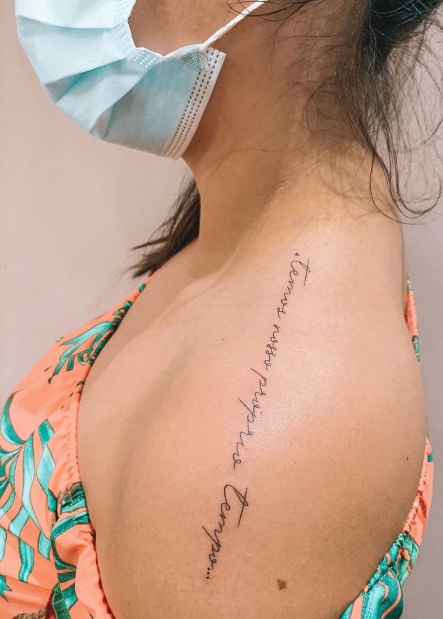 tattoo femenino de frase en el hombro 42