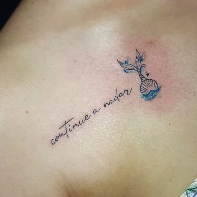 tattoo femenino de frase en el hombro 43