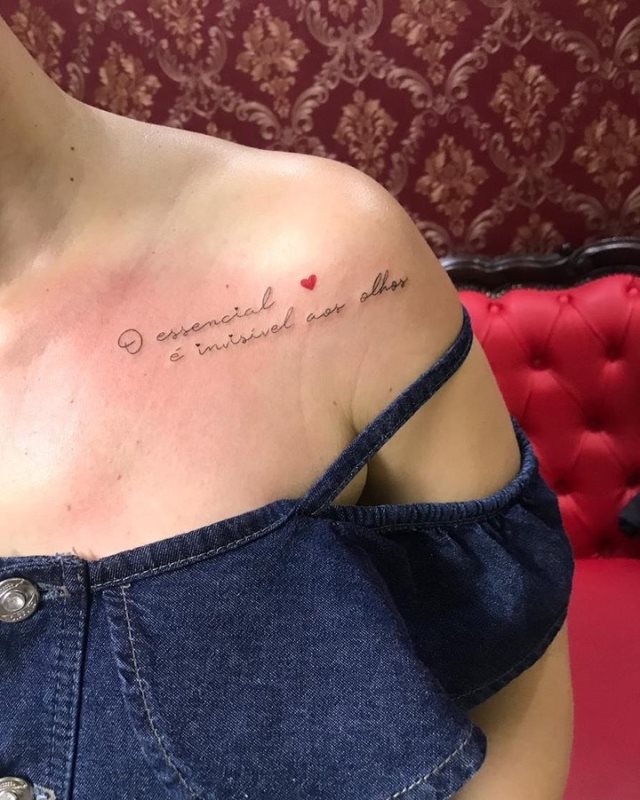 tattoo femenino de frase en el hombro 44
