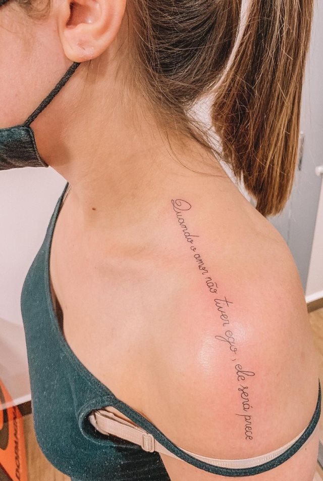tattoo femenino de frase en el hombro 45