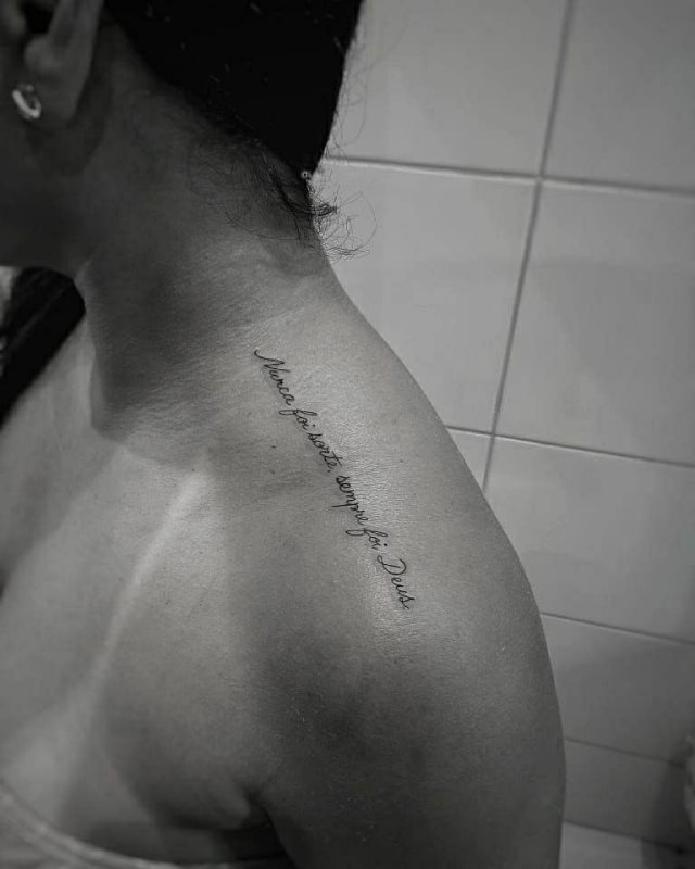 tattoo femenino de frase en el hombro 46