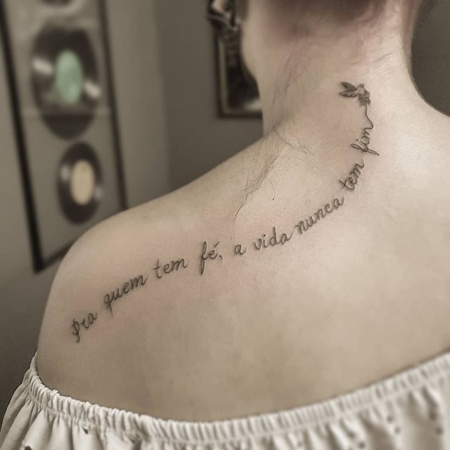 tattoo femenino de frase en el hombro 47