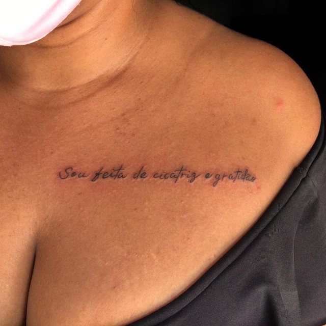 tattoo femenino de frase en el hombro 49