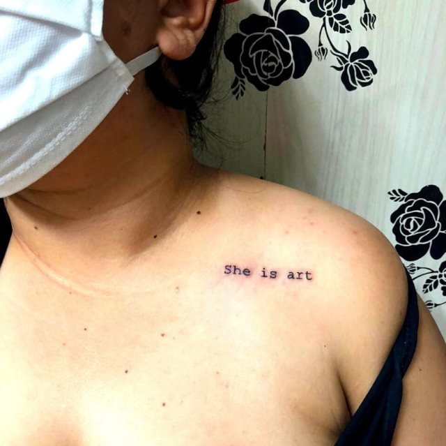 tattoo femenino de frase en el hombro 50