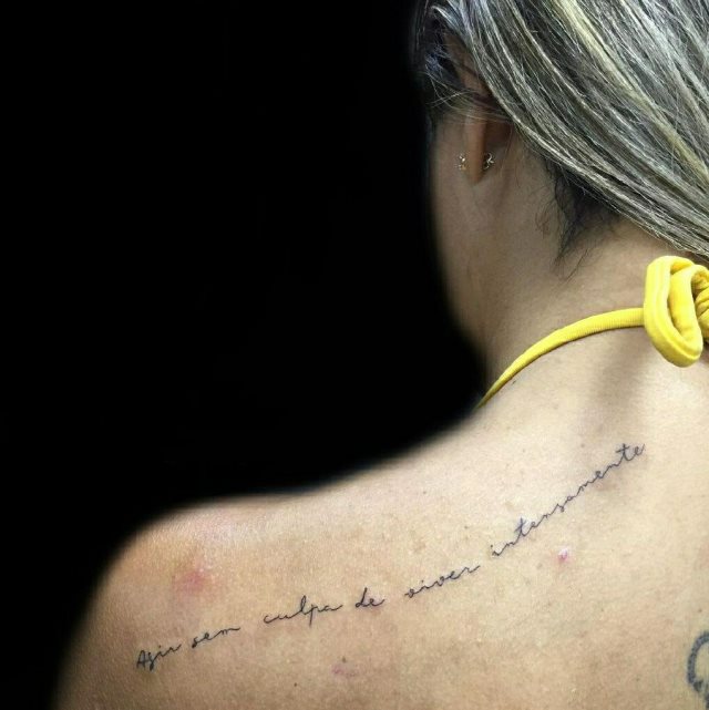 tattoo femenino de frase en el hombro 51