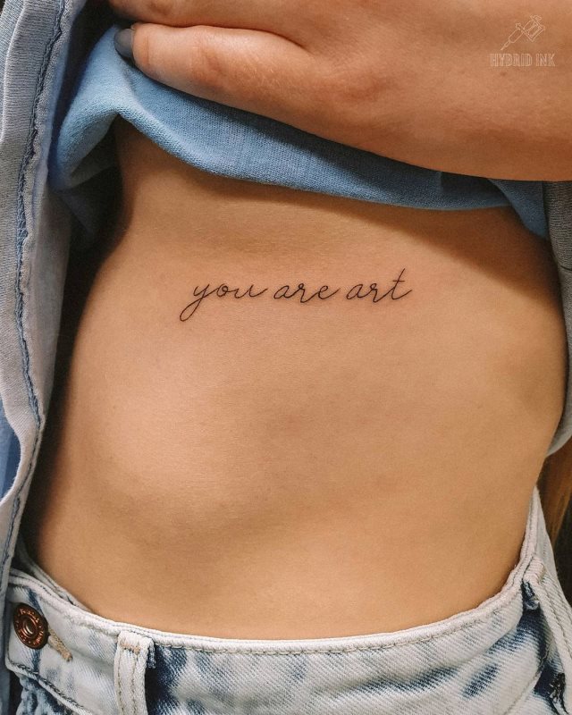 tattoo femenino de frase en las costillas 01