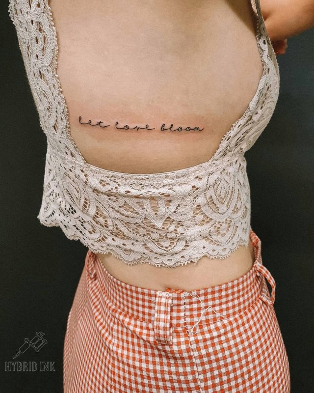 tattoo femenino de frase en las costillas 02