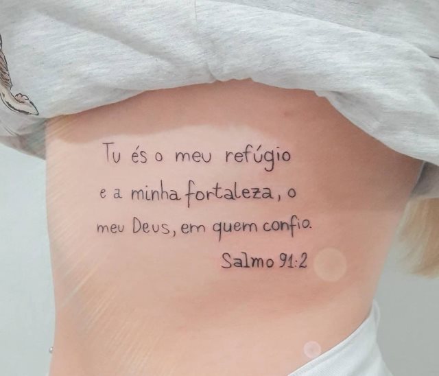 tattoo femenino de frase en las costillas 03