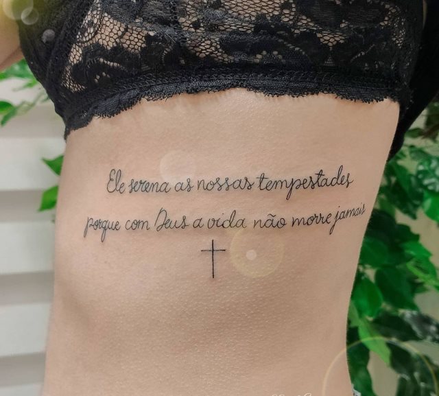 tattoo femenino de frase en las costillas 04