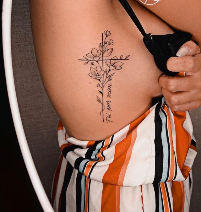 tattoo femenino de frase en las costillas 05